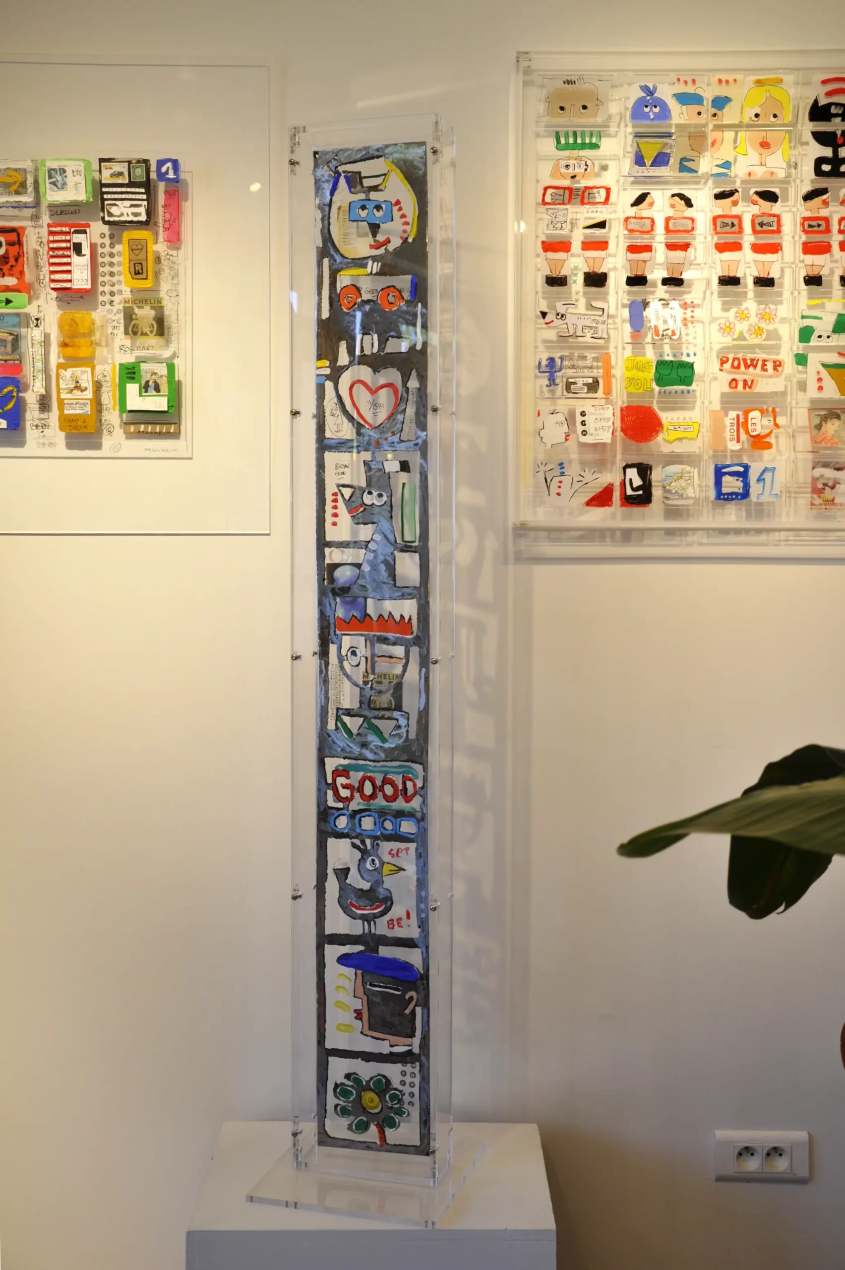 Totem " Good " - Œuvre en plexiglass + plaque acier superposé - Mise en situation - Hauteur 151 cm