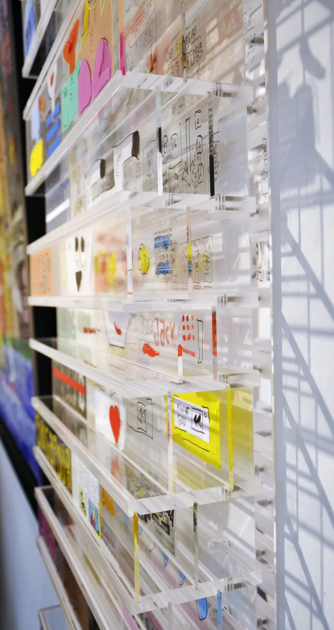 Bibliothèque " Le Cap " - Œuvre en plexiglass avec 30 bandes coulissantes extensibles de 40 à 90 cm - Hauteur 102,50 cm